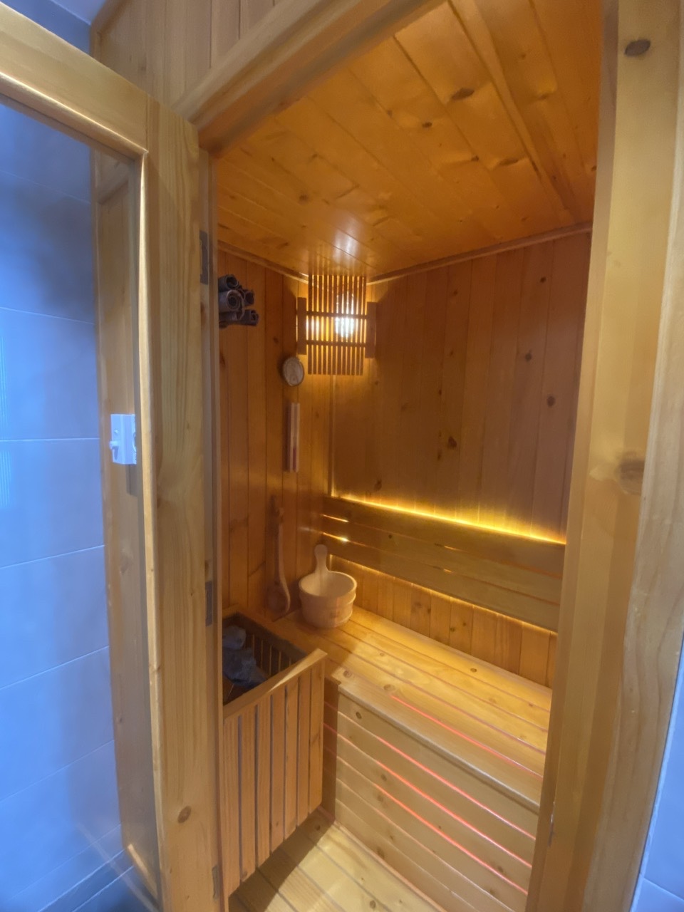 Mặt Cửa Phòng Sauna Lắp Tại Đồng Nai